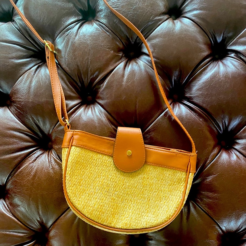 Small straw purse.